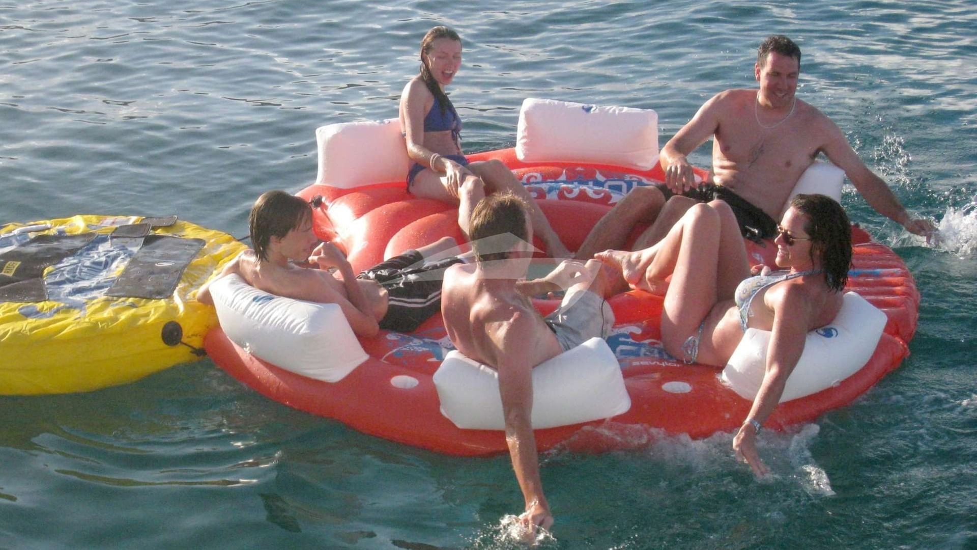 Floating lounge for cocktails