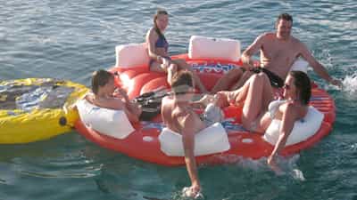 Floating lounge for cocktails