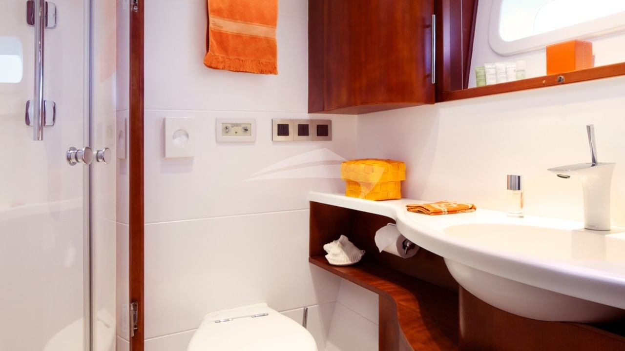 Guest en-suite bathroom