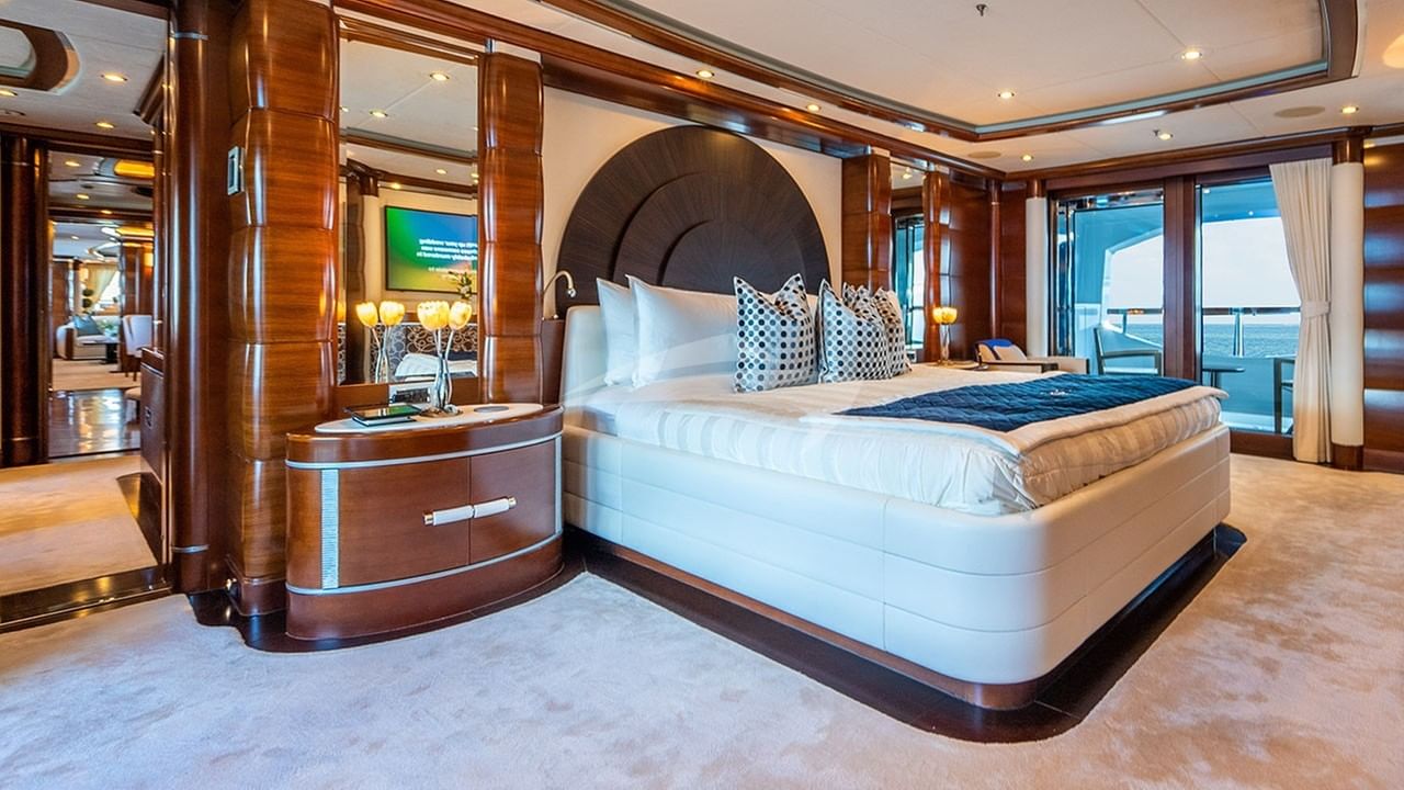 MAIN DECK MAIN DECK MASTER STATEROOM