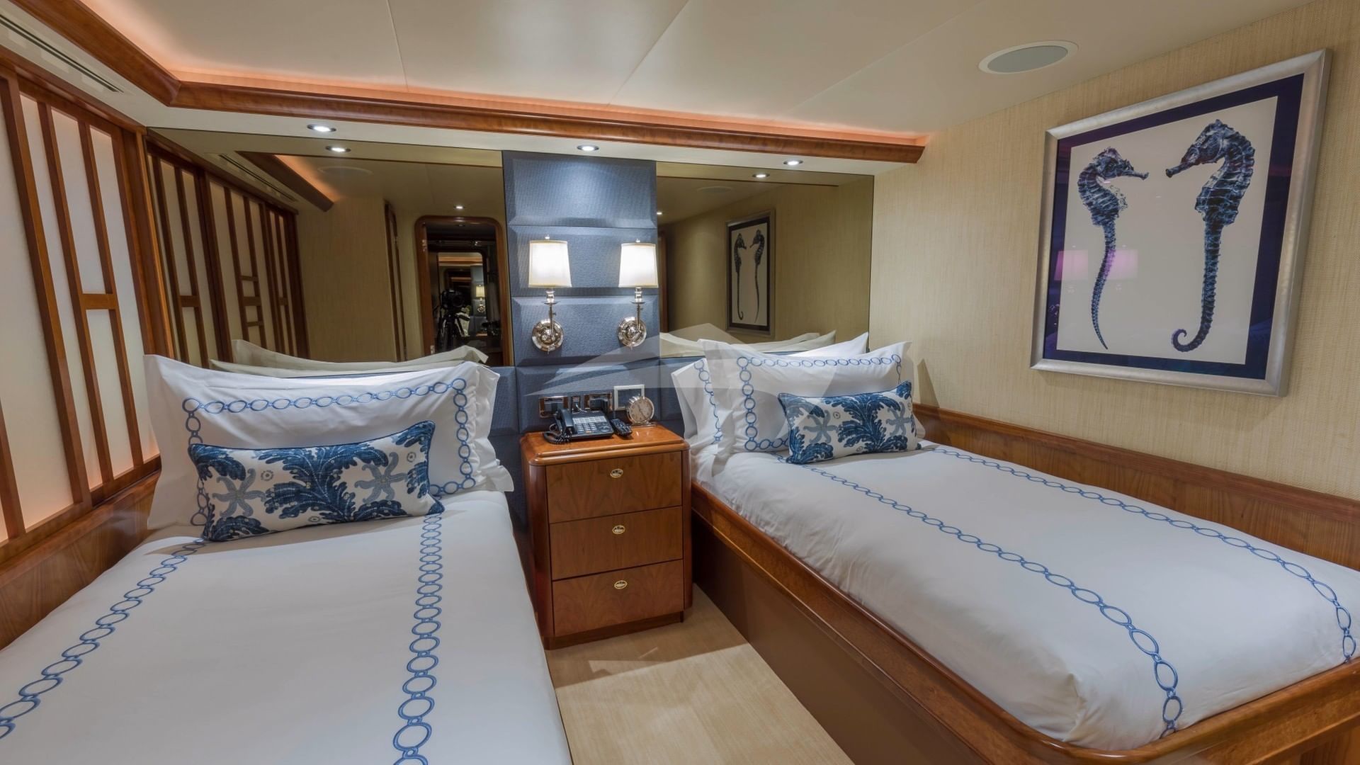 Starboard Twin Guest/Converts to King