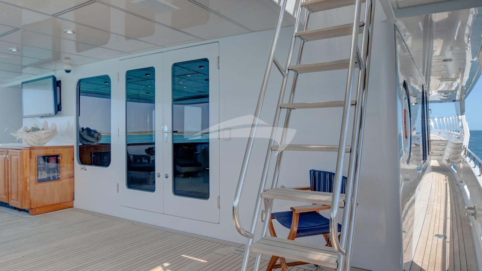 Stairs to aft deck and flybridge