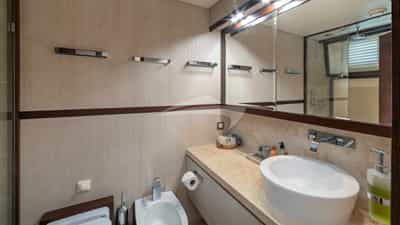 Twin Bathroom 2