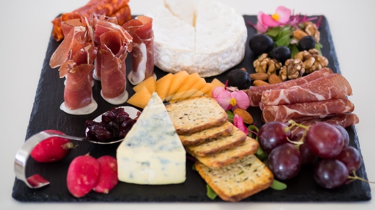 ARCTIC QUEEN WELCOME SNACK TABLE