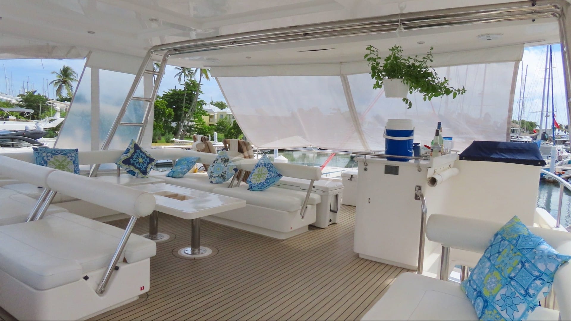 Flybridge deck with sun shade