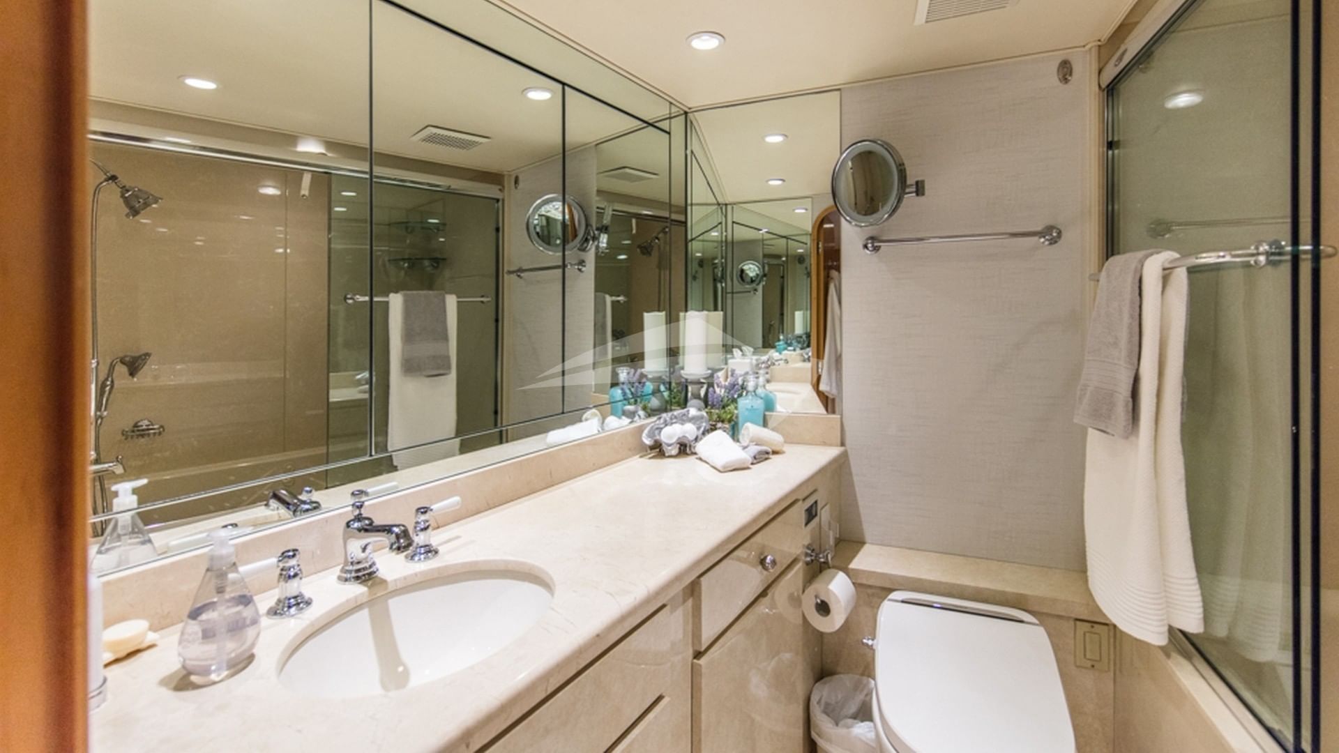Master ensuite bathroom w/jacuzzi tub