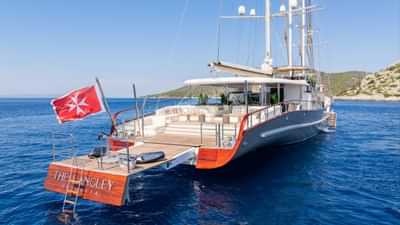 Hydraulic swim platform