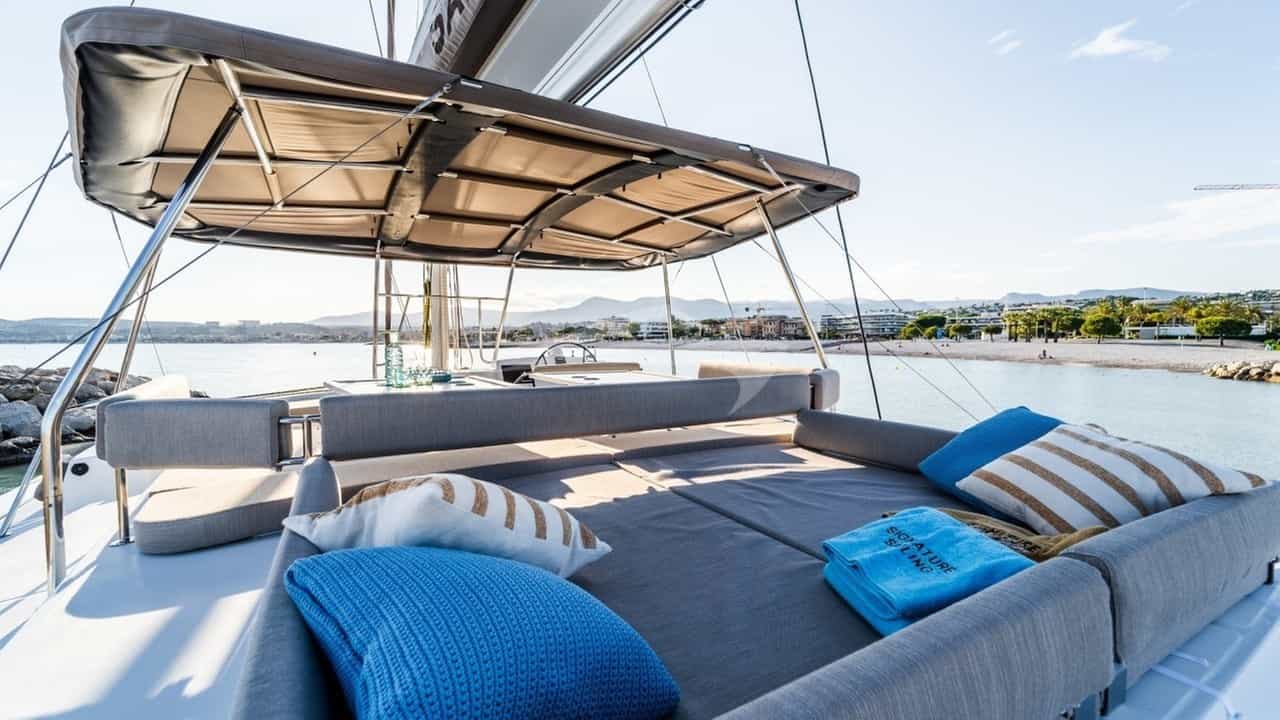 Flybridge lounge