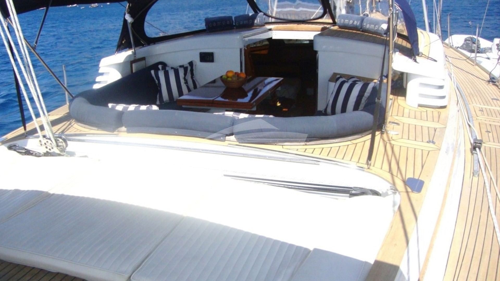 Sun loungers and deck space