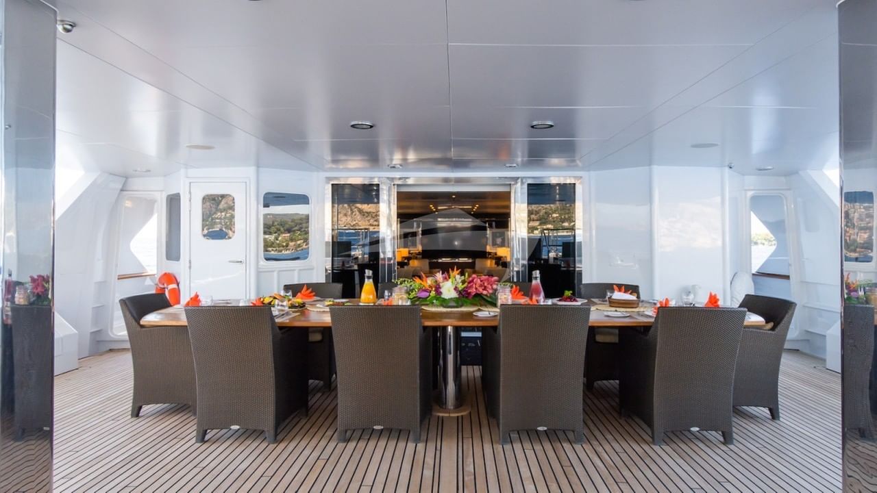 Upper deck al fresco dining