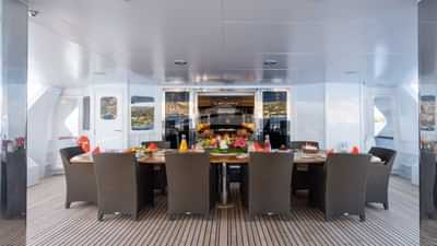 Upper deck al fresco dining