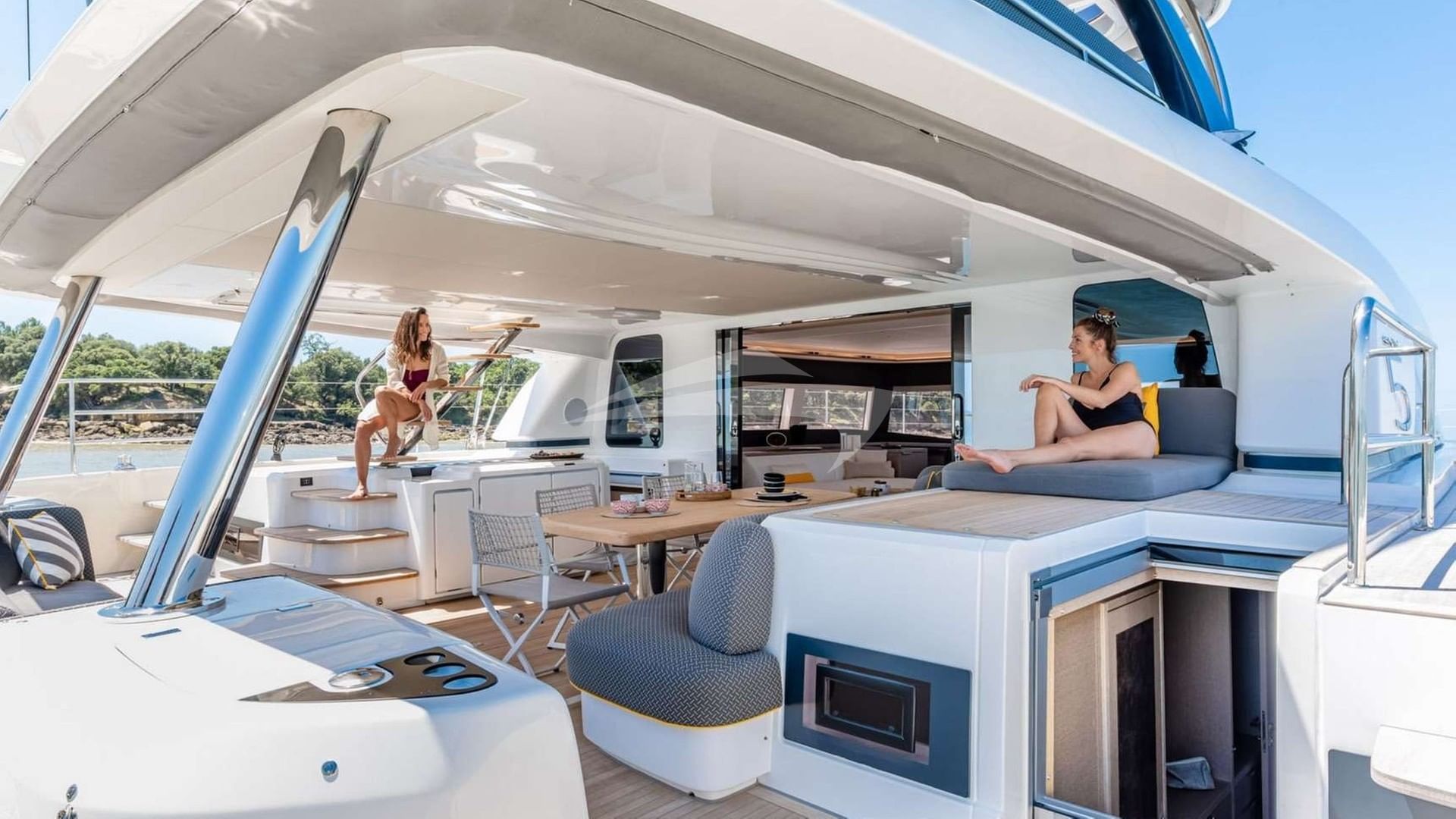 Aftdeck dining and relaxing