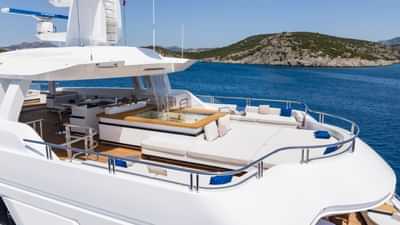 Sundeck aft