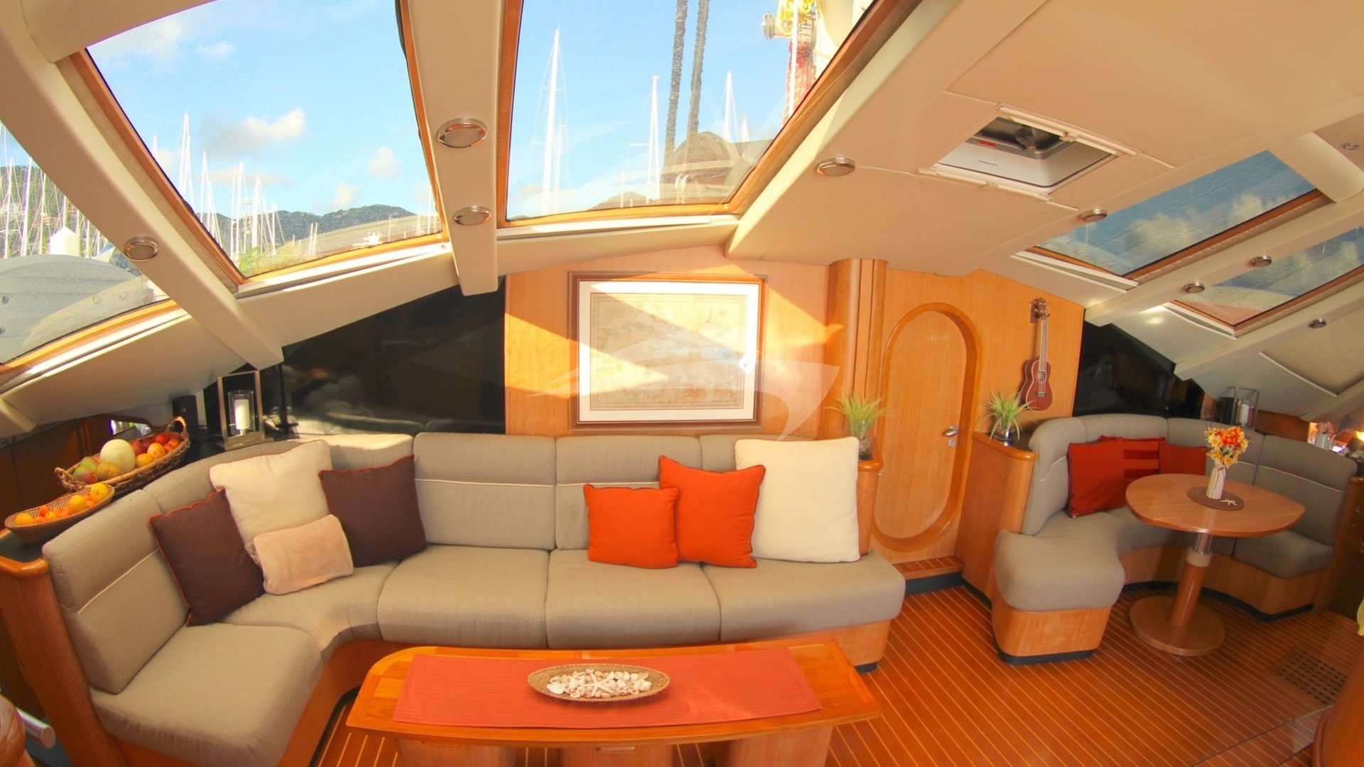 A spacious full-width saloon