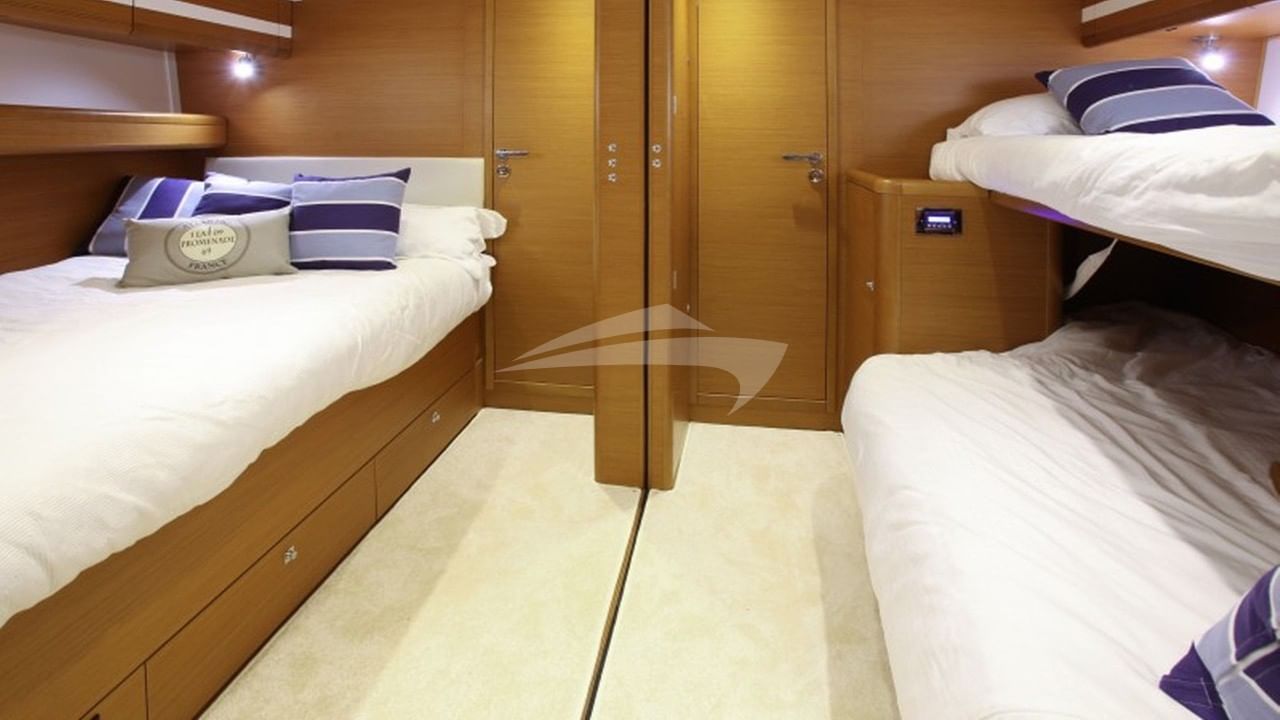 Master cabin with removable divider