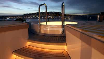 Deck Jacuzzi