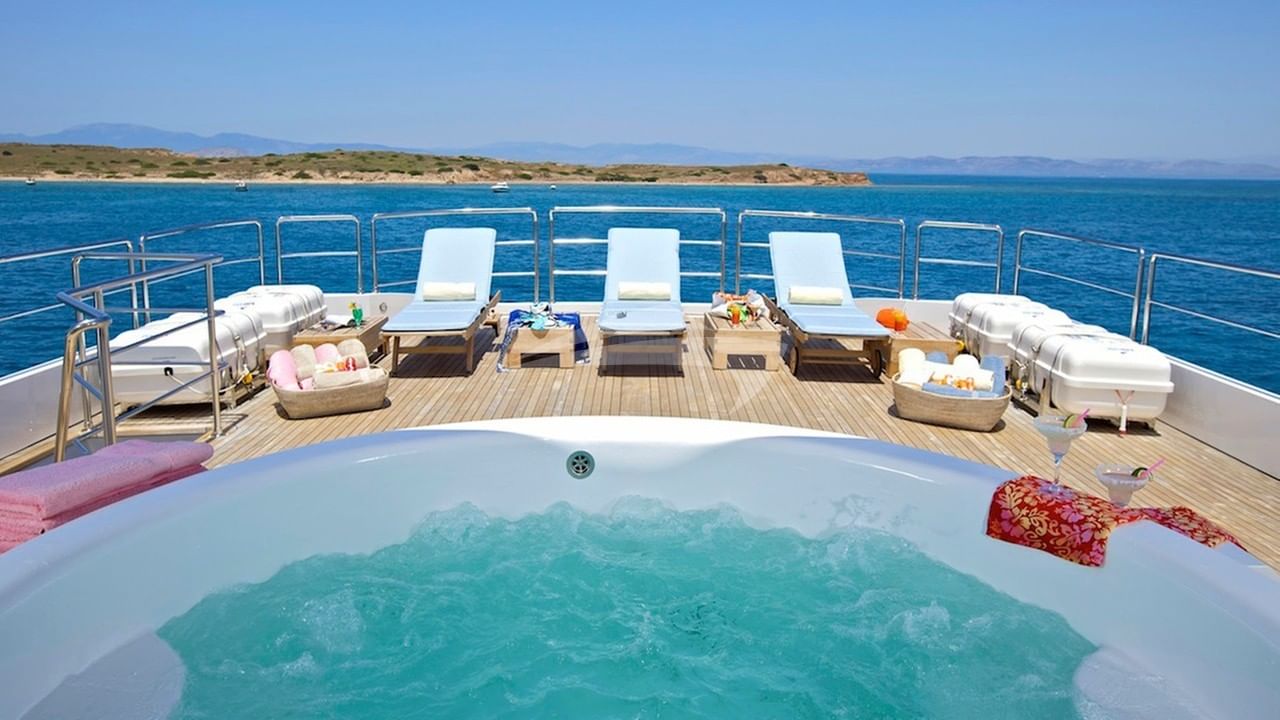 Sun Deck / Jacuzzi