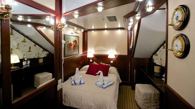 RUNNING ON WAVES yacht charter photo 4