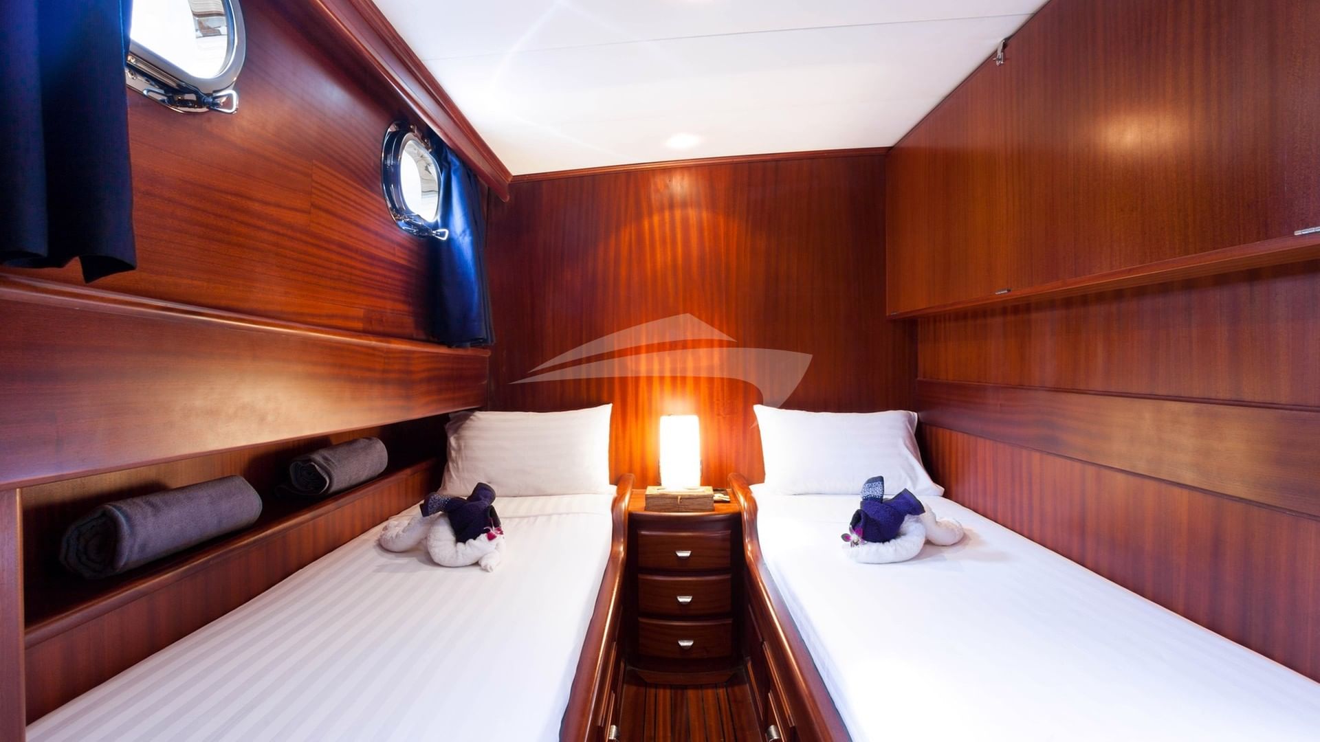 Twin cabin ensuite and pull man bed 