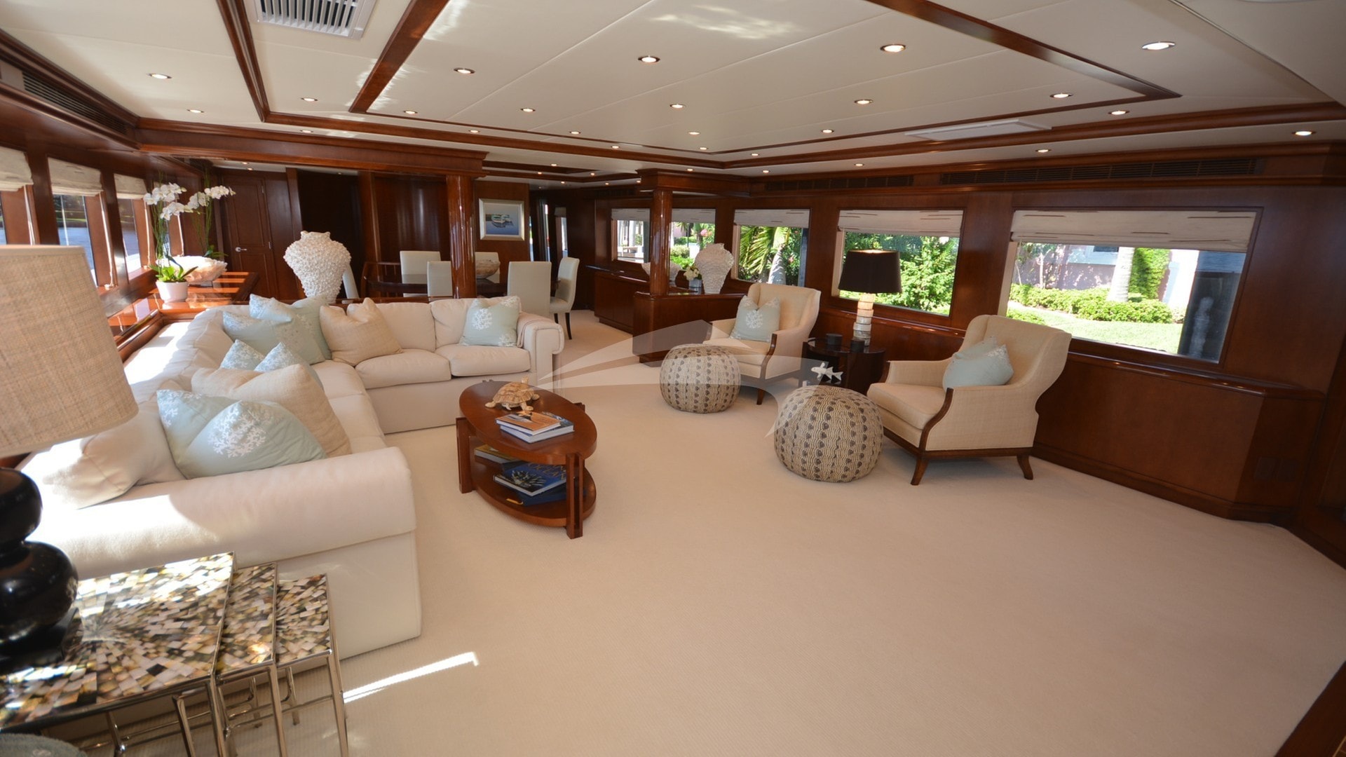 Main Salon, forward