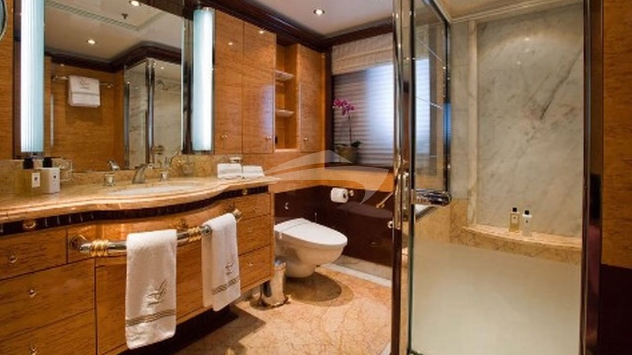 Queen Stateroom Aft Starboard Bathroom