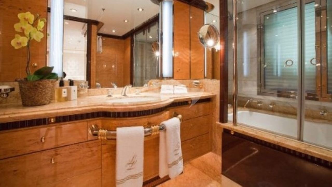 Quen Stateroom Forward Starboard Bathroom
