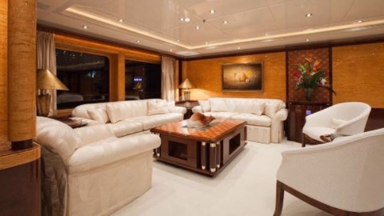 Main Salon Looking Forward