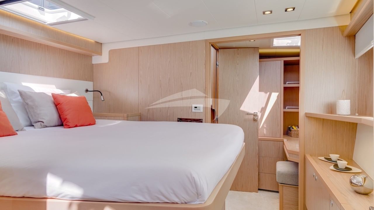 LAGOON 52 GUEST ROOM