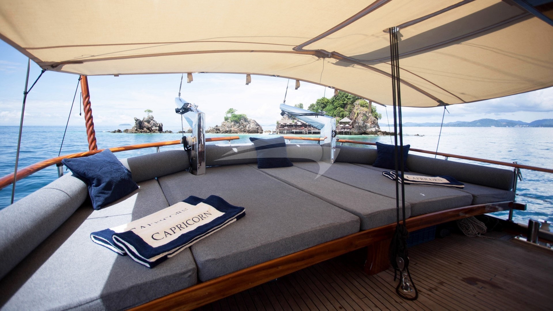 Capricorn Deck saloon
