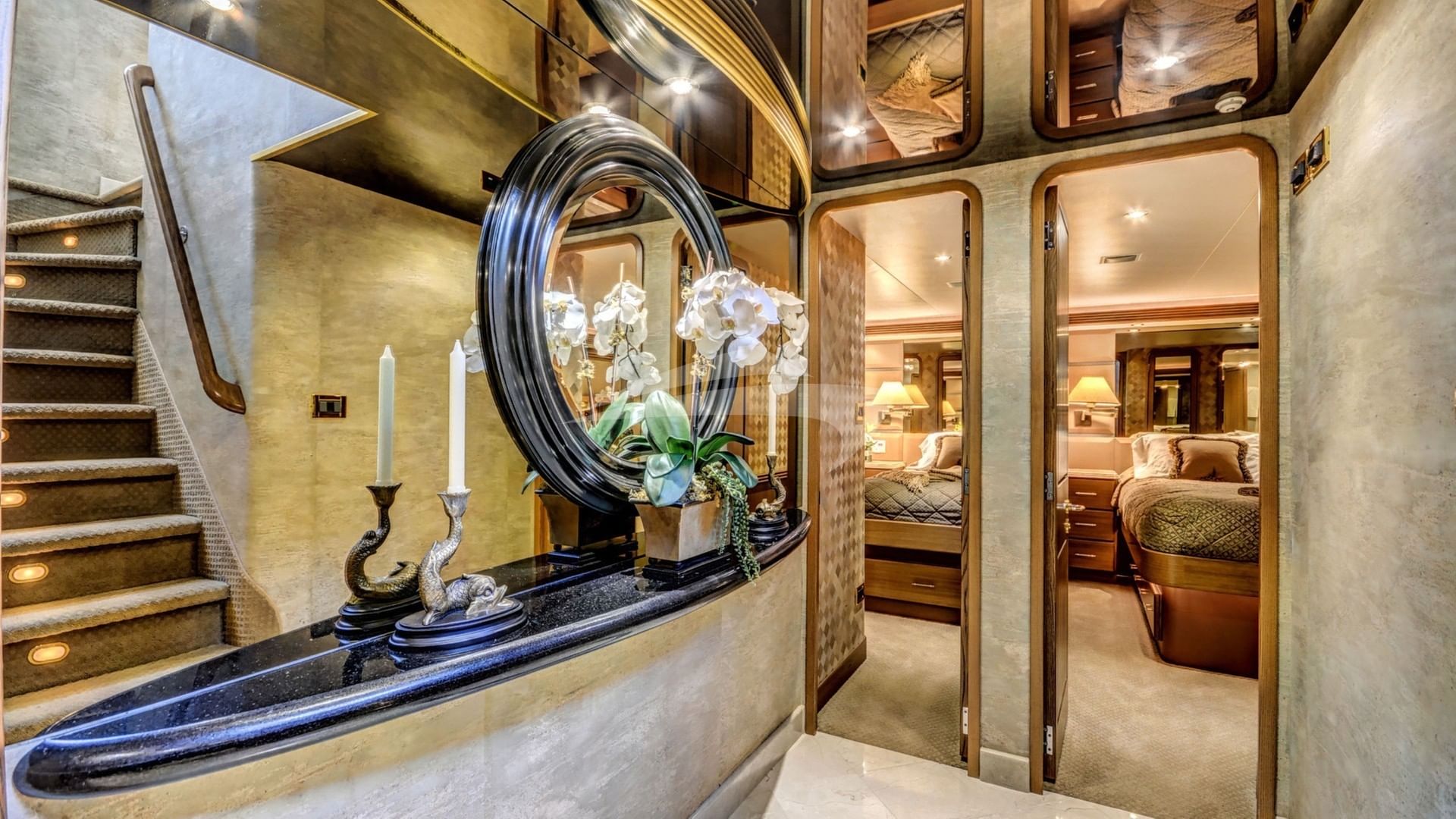 Foyer to Guest staterooms