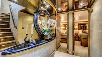Foyer to Guest staterooms