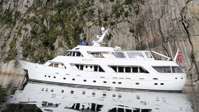 TO JE TO 35m motor yacht charter