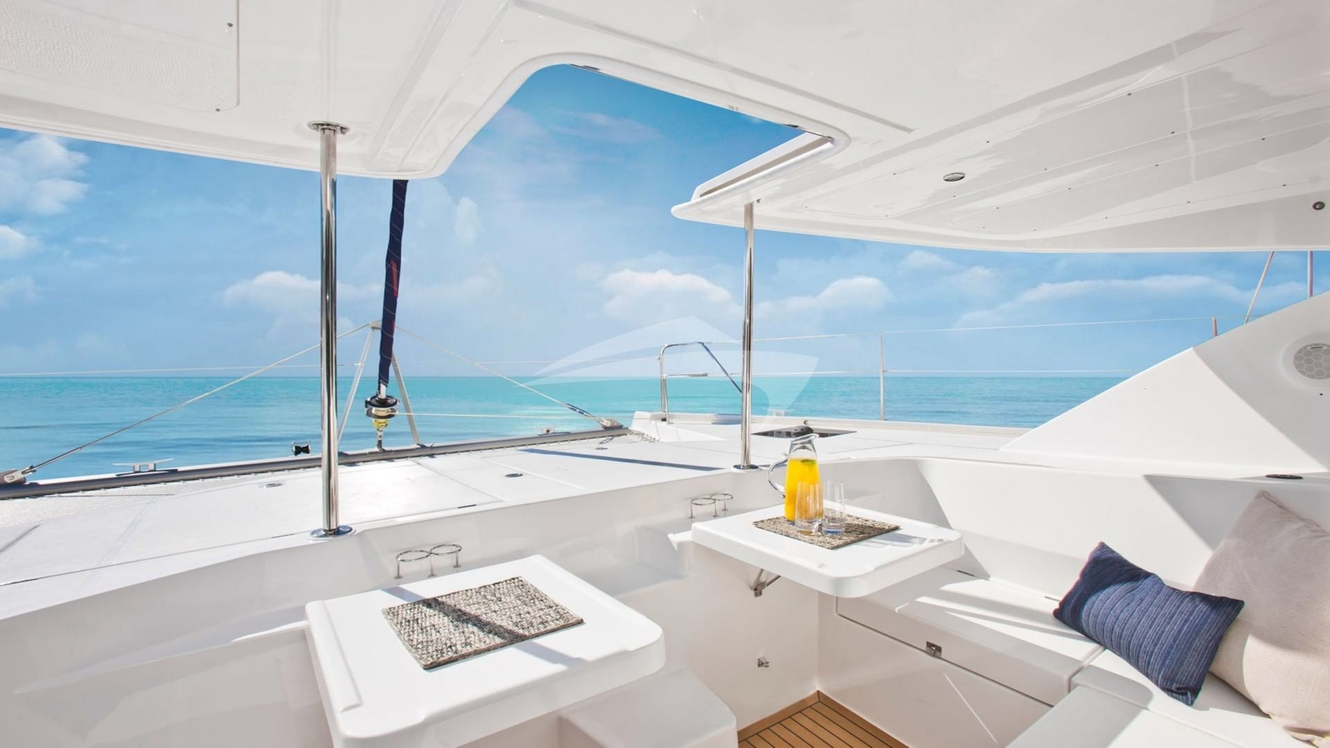 Forward lounging cockpit