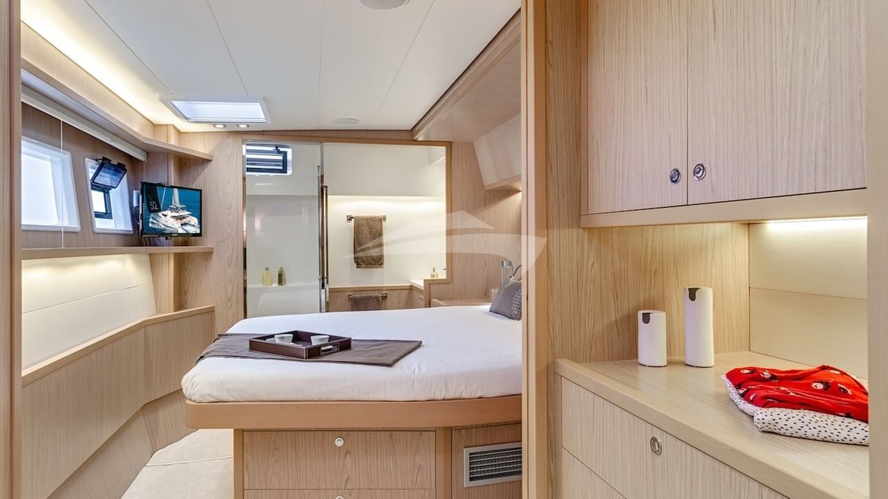 LAGOON 52 MASTER ROOM