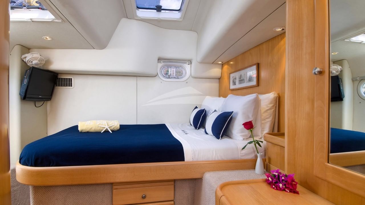 Queen guest cabin