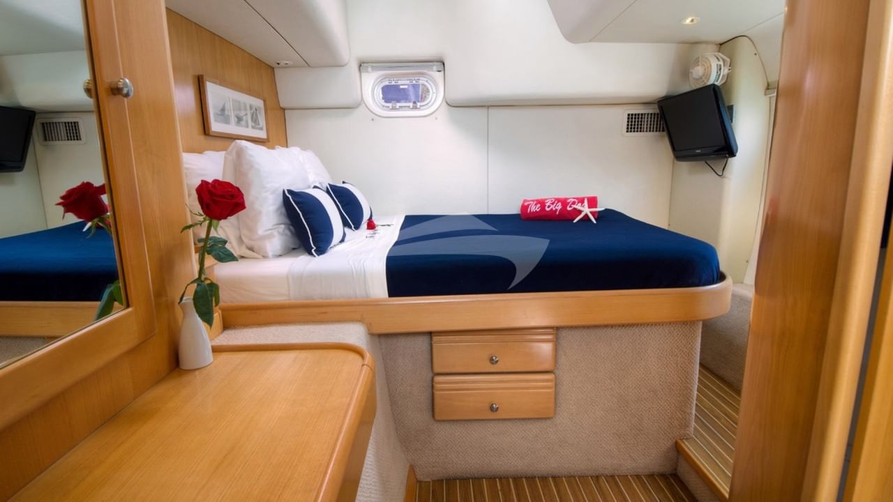 Queen guest cabin
