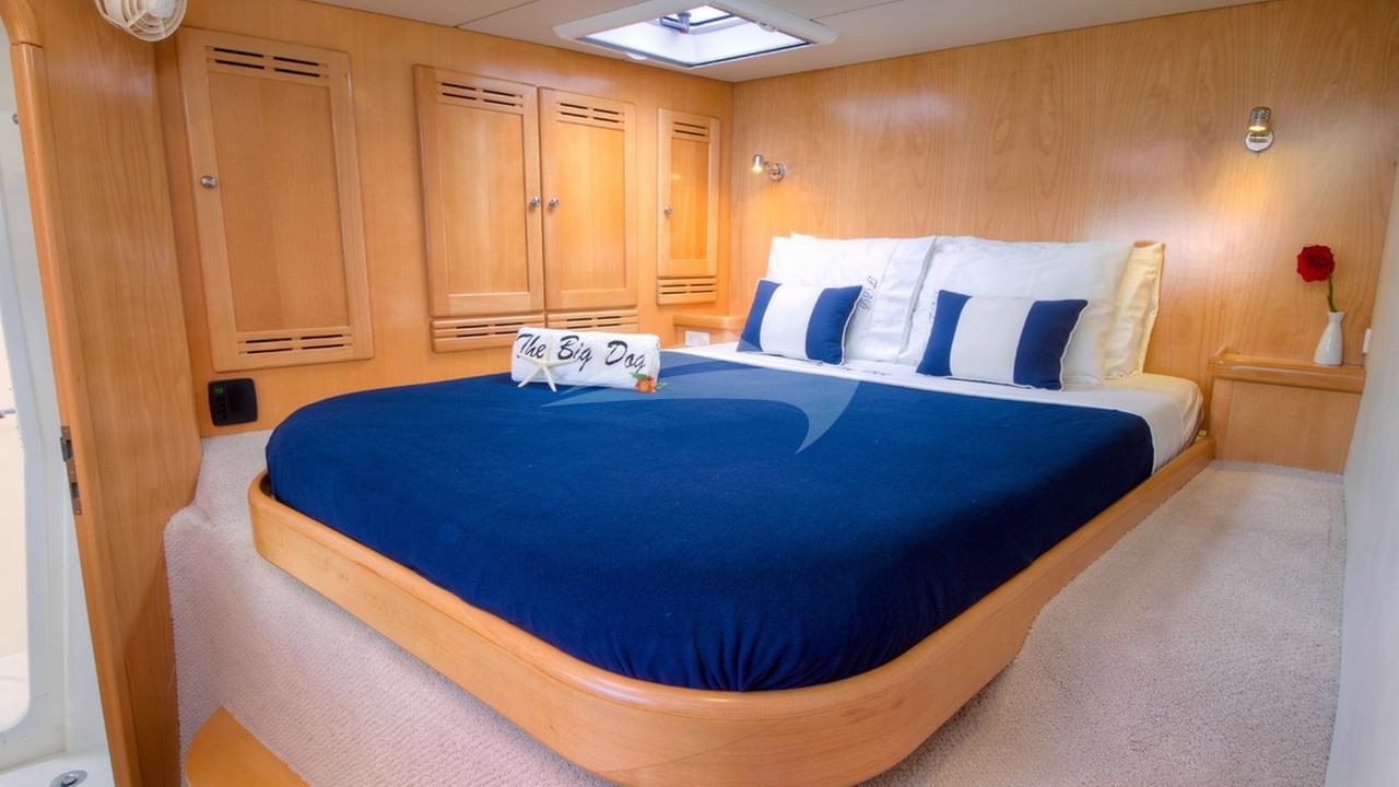 Queen guest cabin