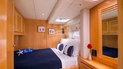 Queen guest cabin