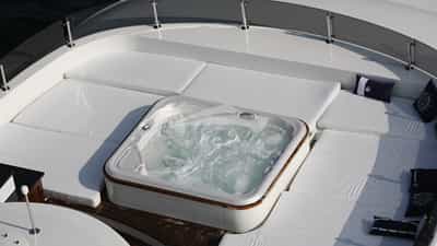 Jacuzzi-sunbed area