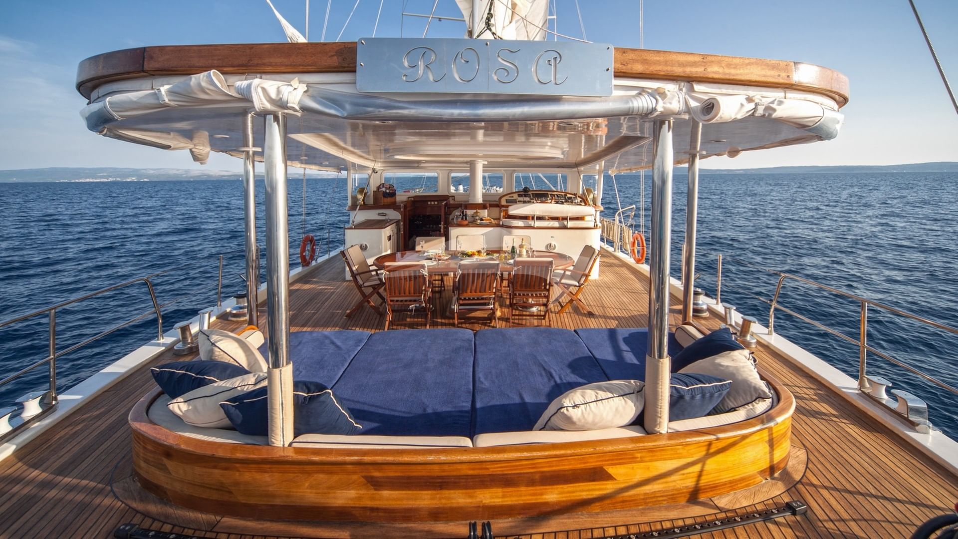 ounge and dining area ROSA