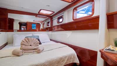 Aft guest suite