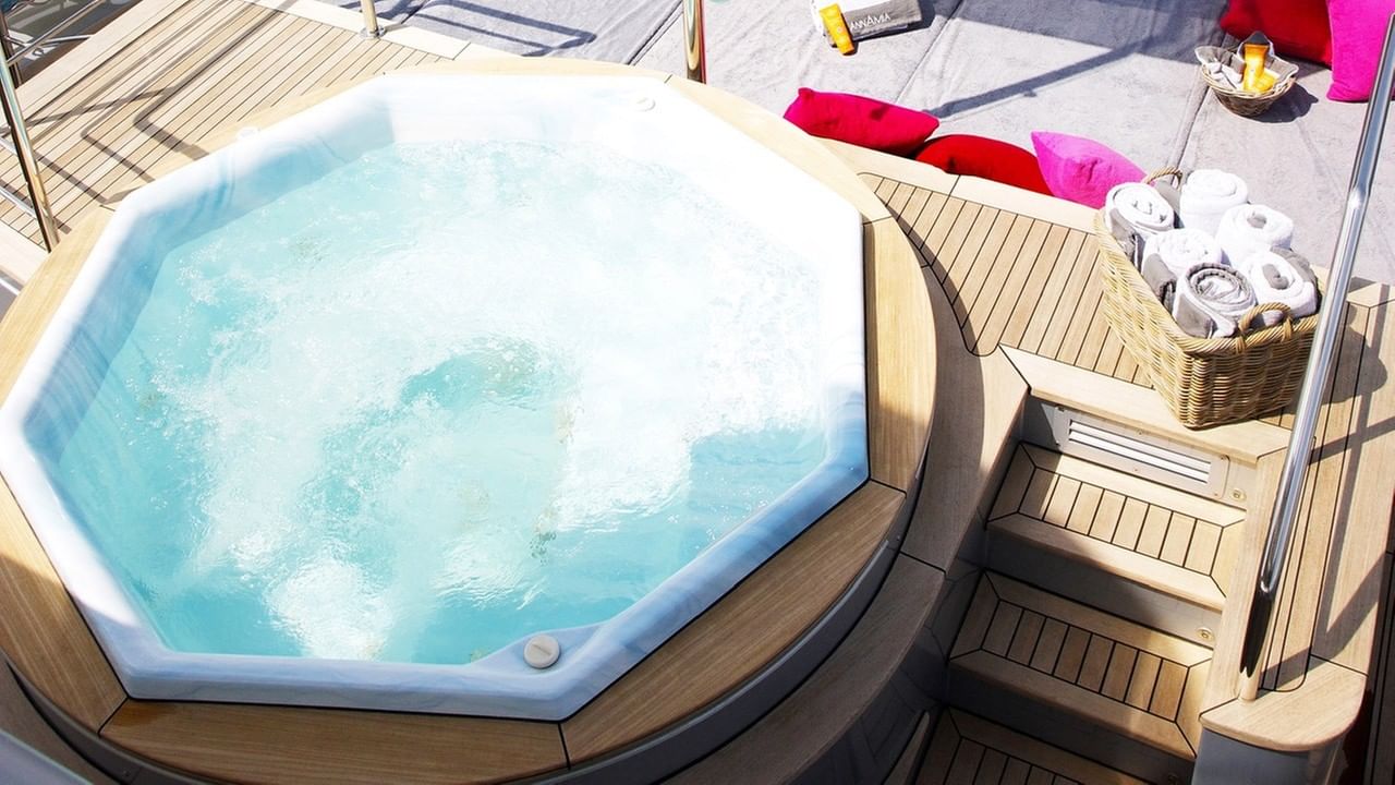 Deck Jacuzzi