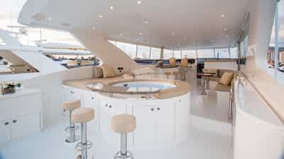 Flybridge and Jacuzzi