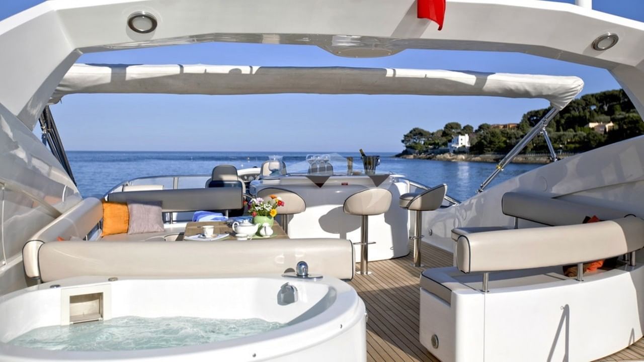 Sundeck with Jacuzzi