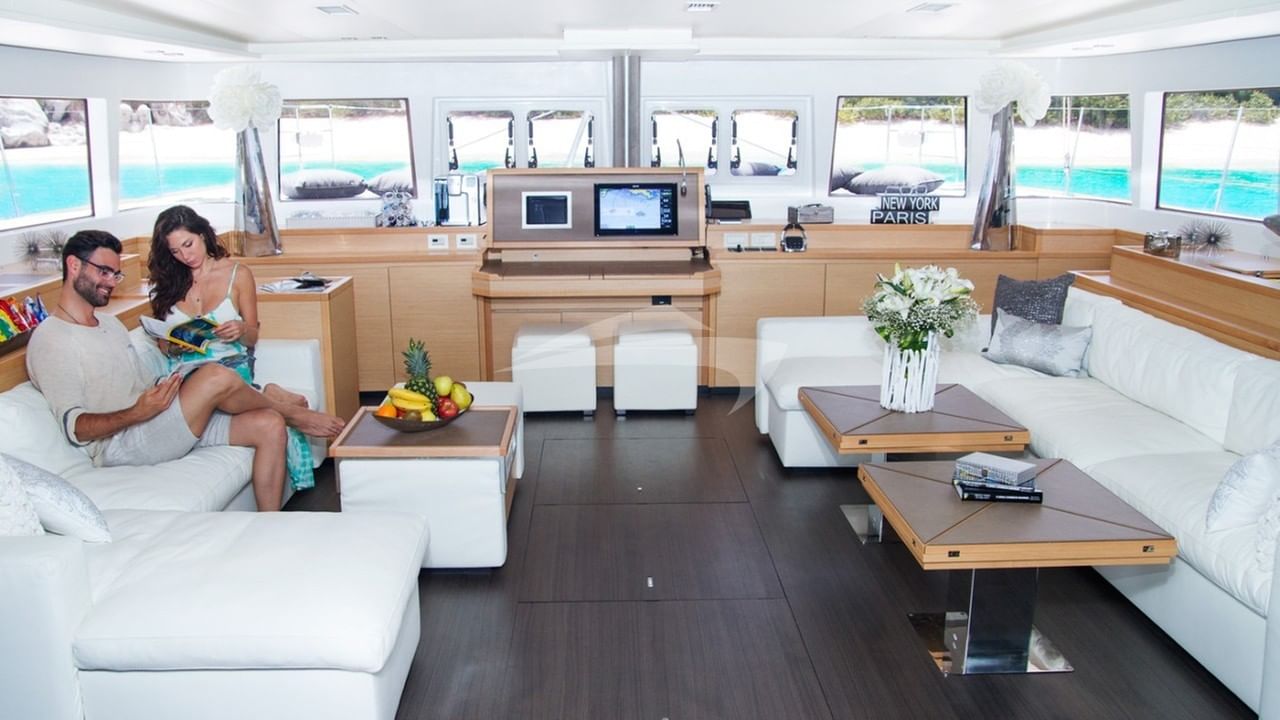 Spacious main salon with 360 degree view