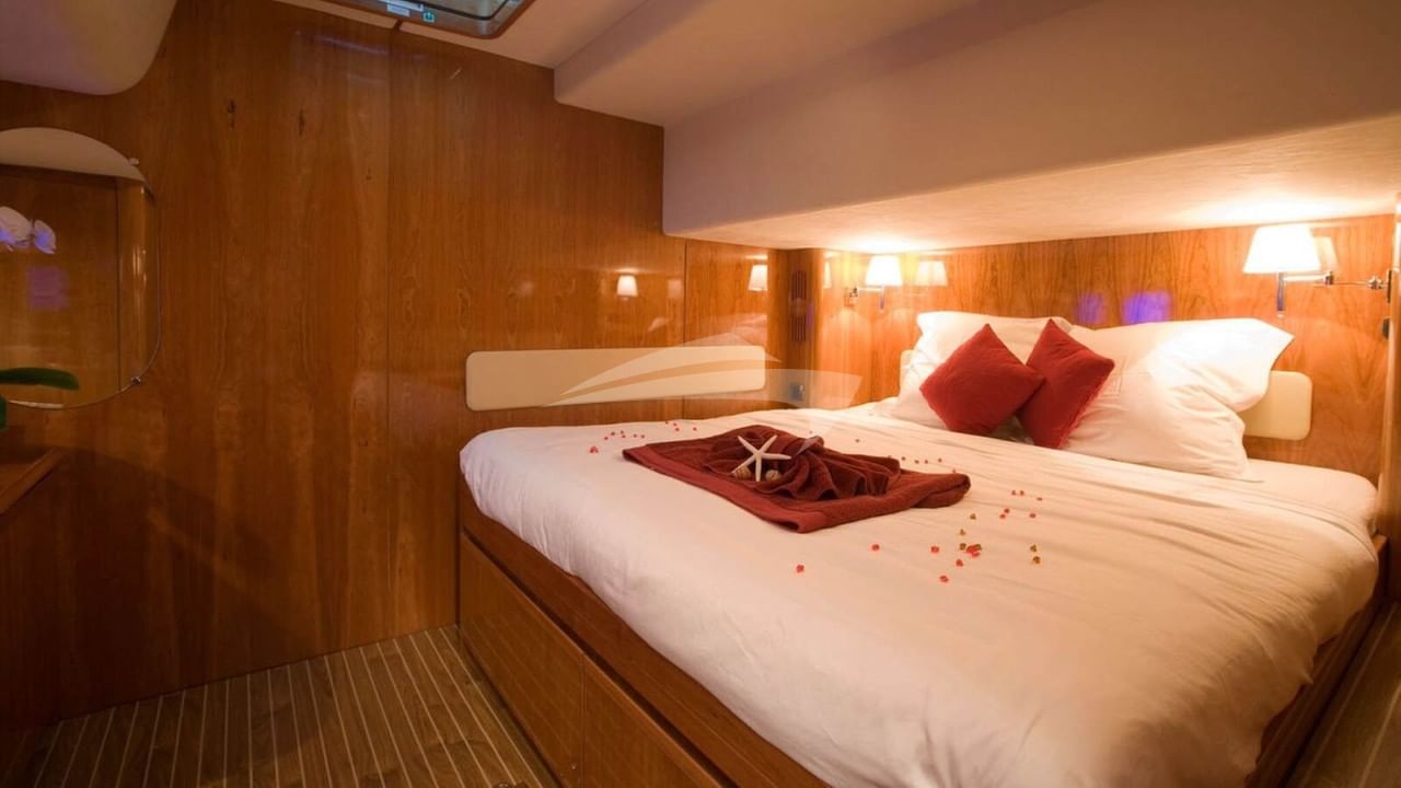 Aft guest king suite