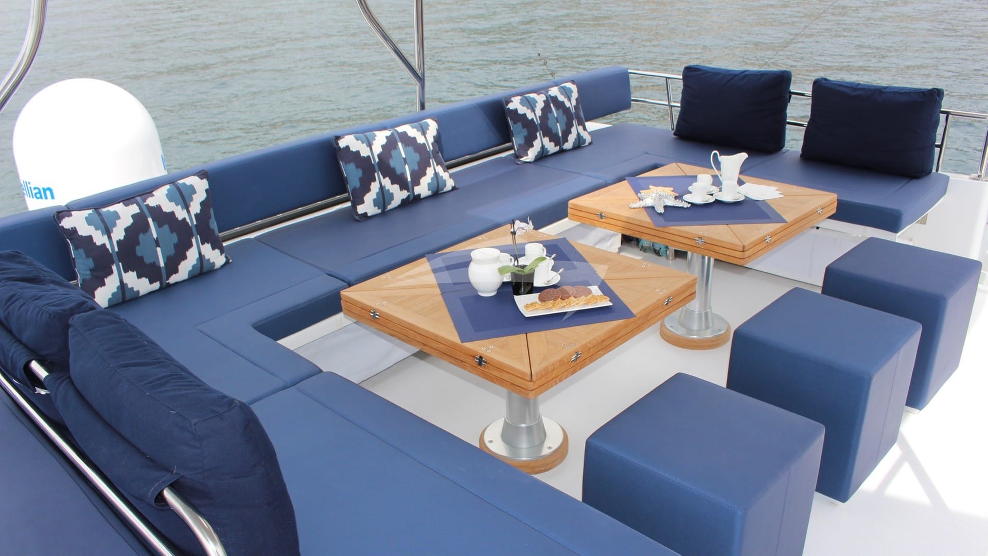 Enjoy cocktails on the Flybridge Lounge