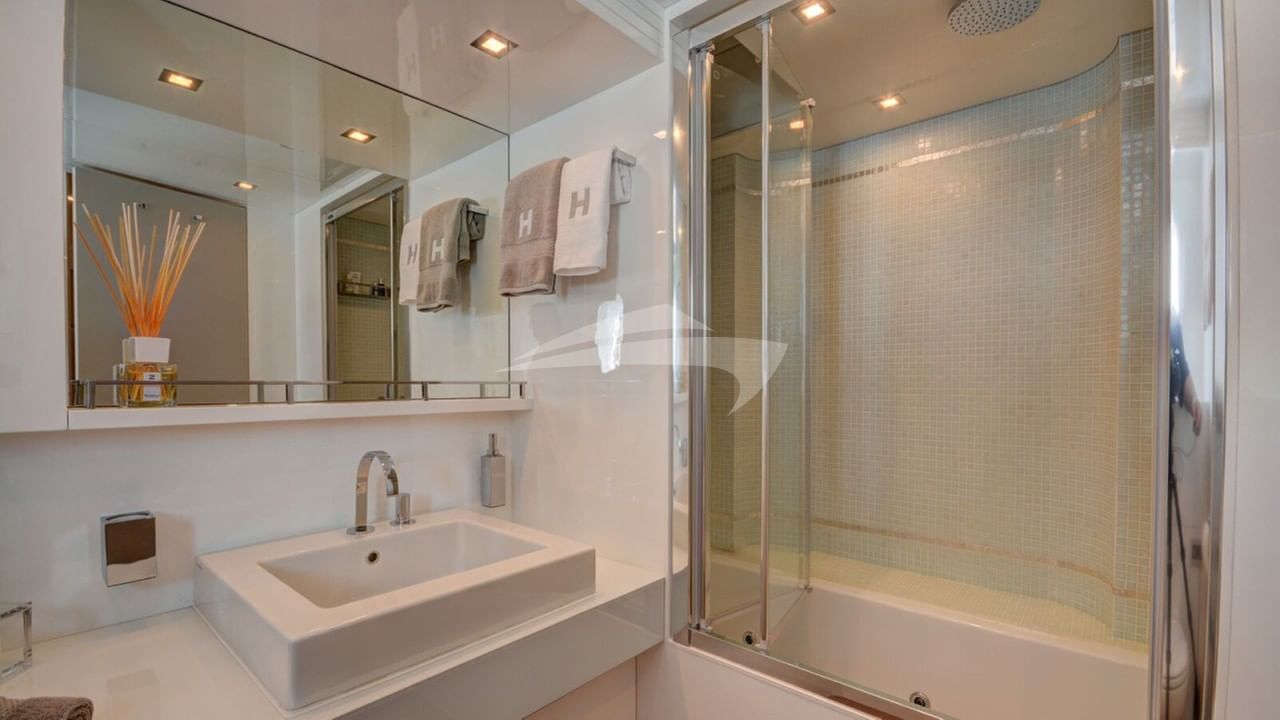 Guest Bathroom with Bathtub