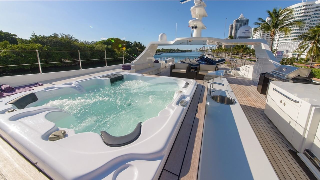 Flybridge with Jacuzzi, sunpads, plentiful seating