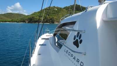 Wide side decks with flush hatches